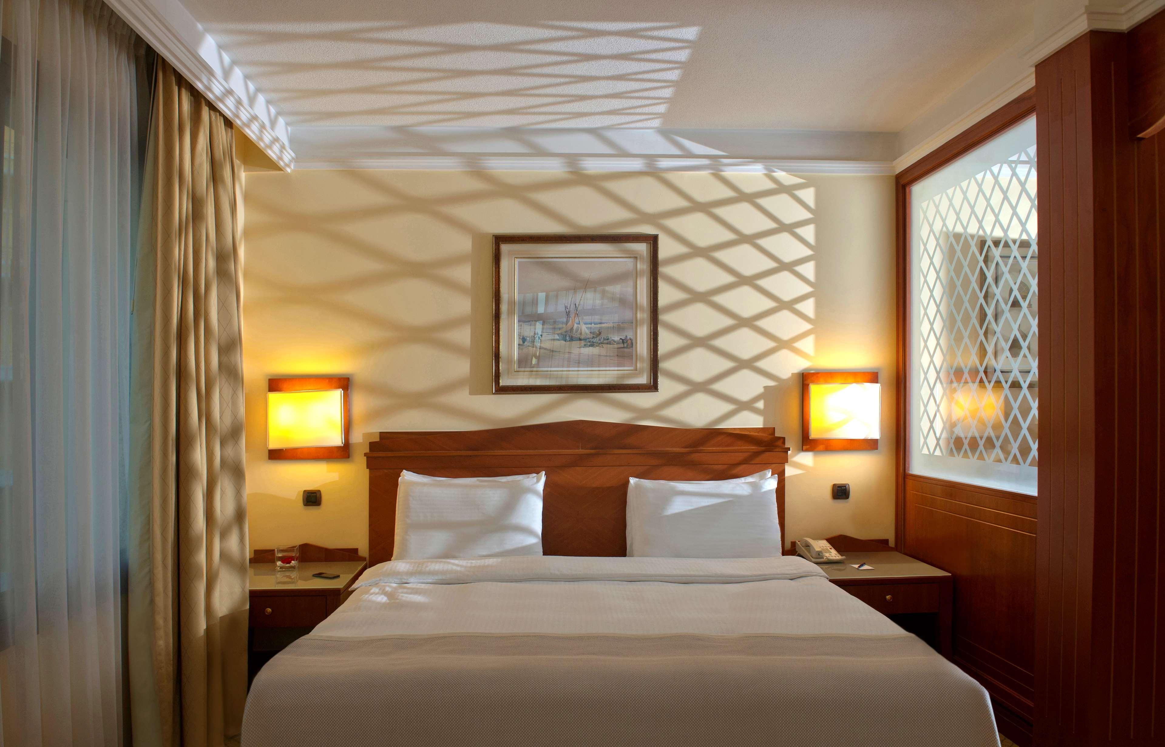 Radisson Blu Martinez Beirut Hotel Luaran gambar A room at the hotel