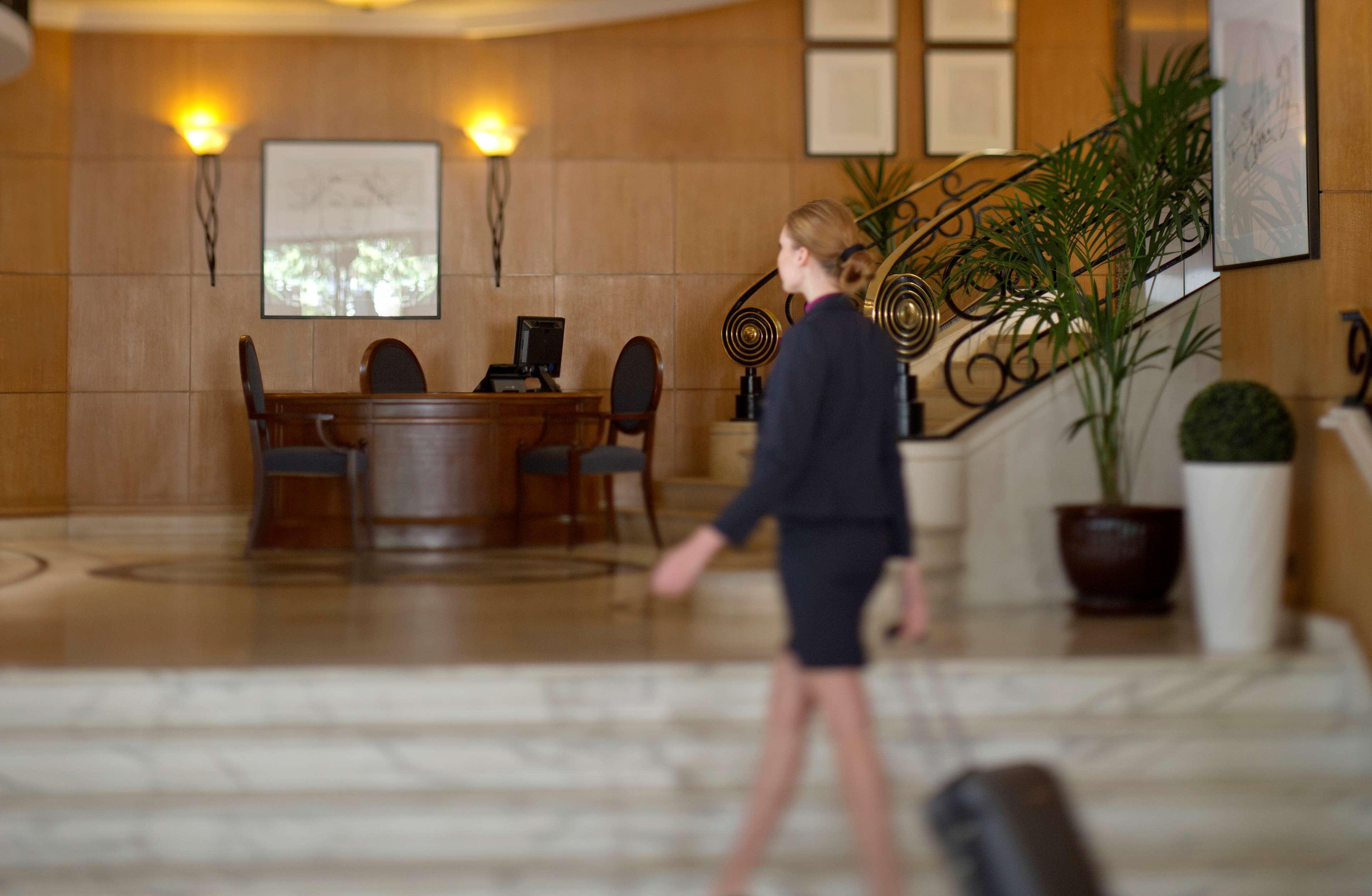 Radisson Blu Martinez Beirut Hotel Luaran gambar Concierge at a hotel