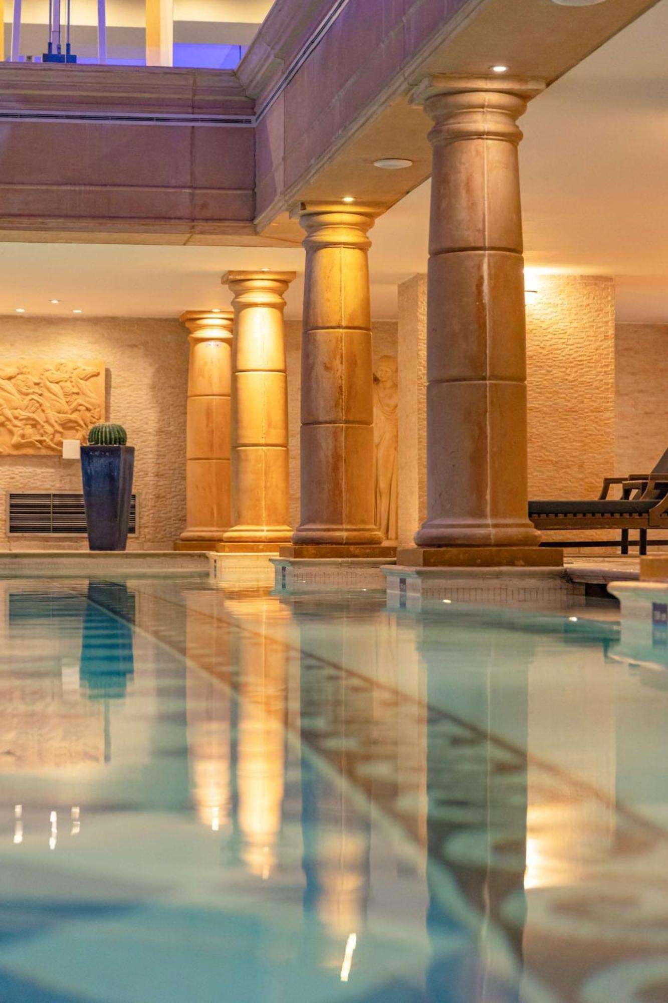 Radisson Blu Martinez Beirut Hotel Luaran gambar The swimming pool at the hotel