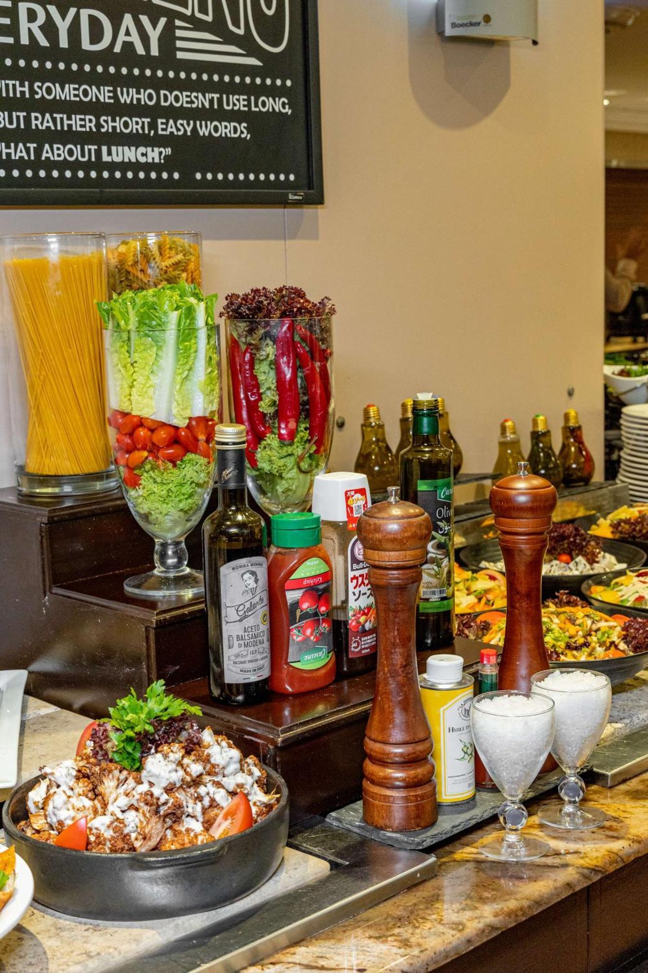 Radisson Blu Martinez Beirut Hotel Luaran gambar A salad bar