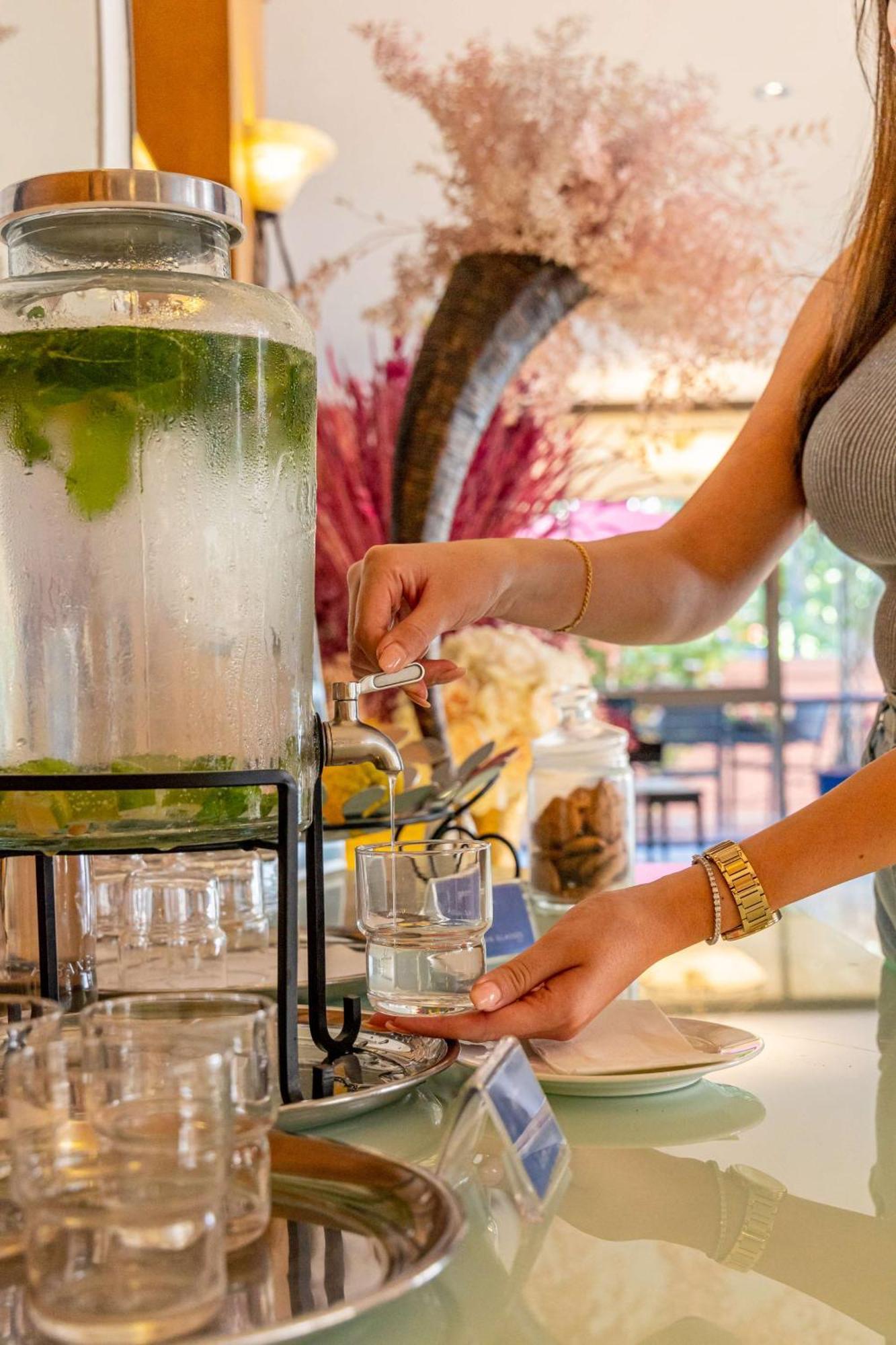 Radisson Blu Martinez Beirut Hotel Luaran gambar A woman filling a glass with a beverage