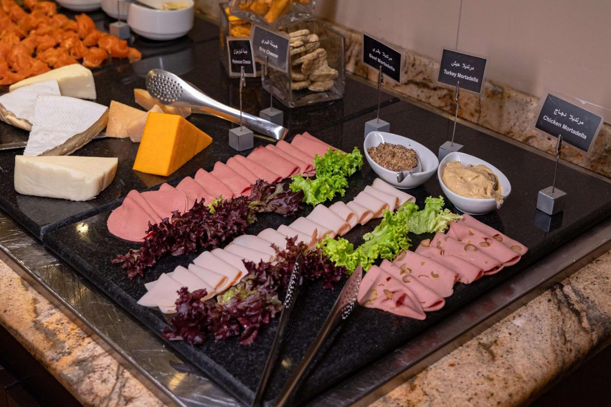 Radisson Blu Martinez Beirut Hotel Luaran gambar A selection of cold cuts