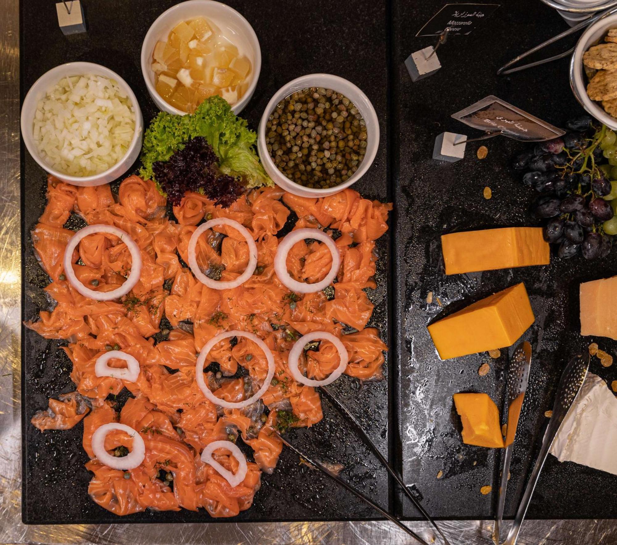Radisson Blu Martinez Beirut Hotel Luaran gambar Salmon sashimi