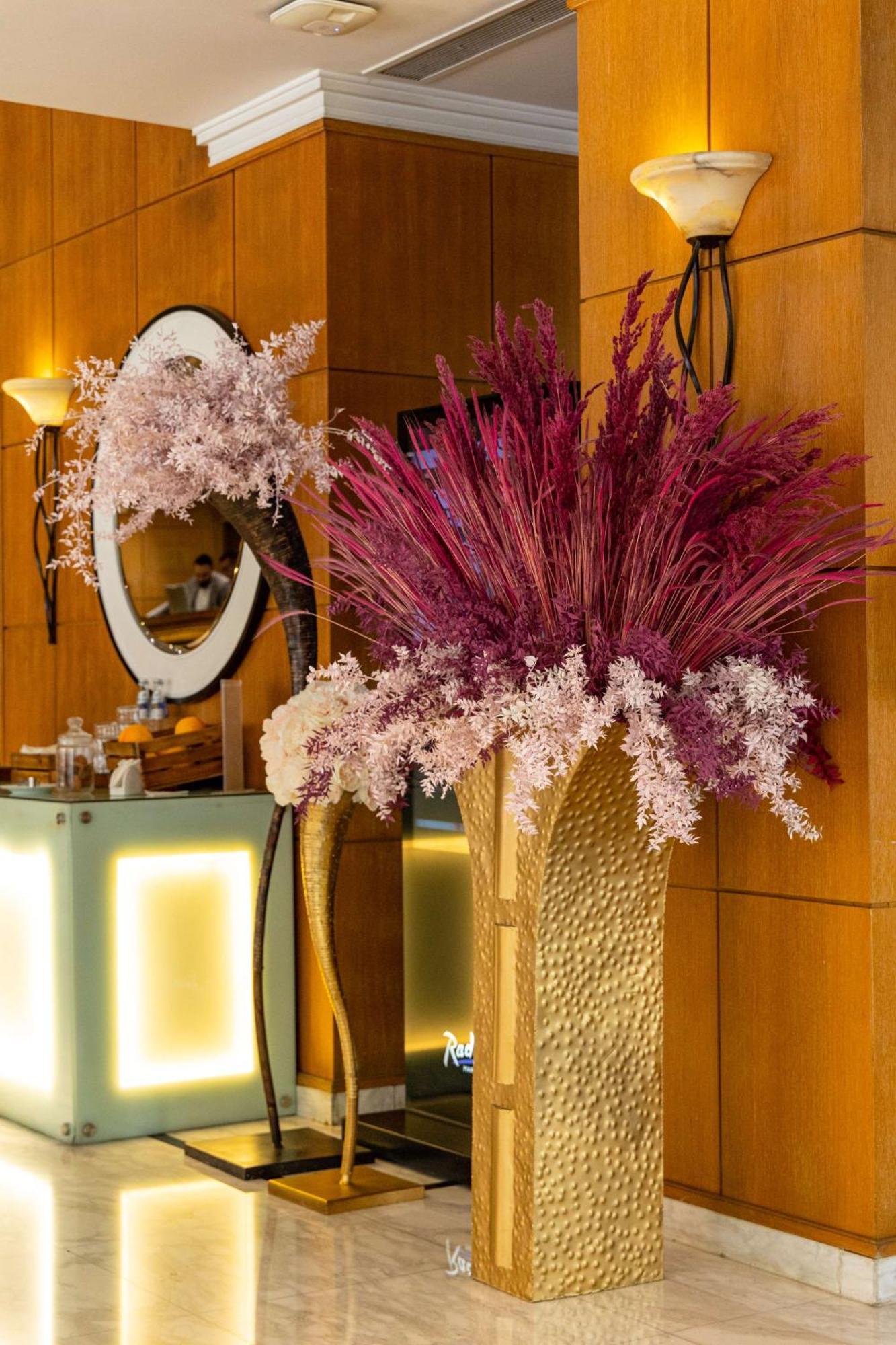 Radisson Blu Martinez Beirut Hotel Luaran gambar Dried flowers in a vase