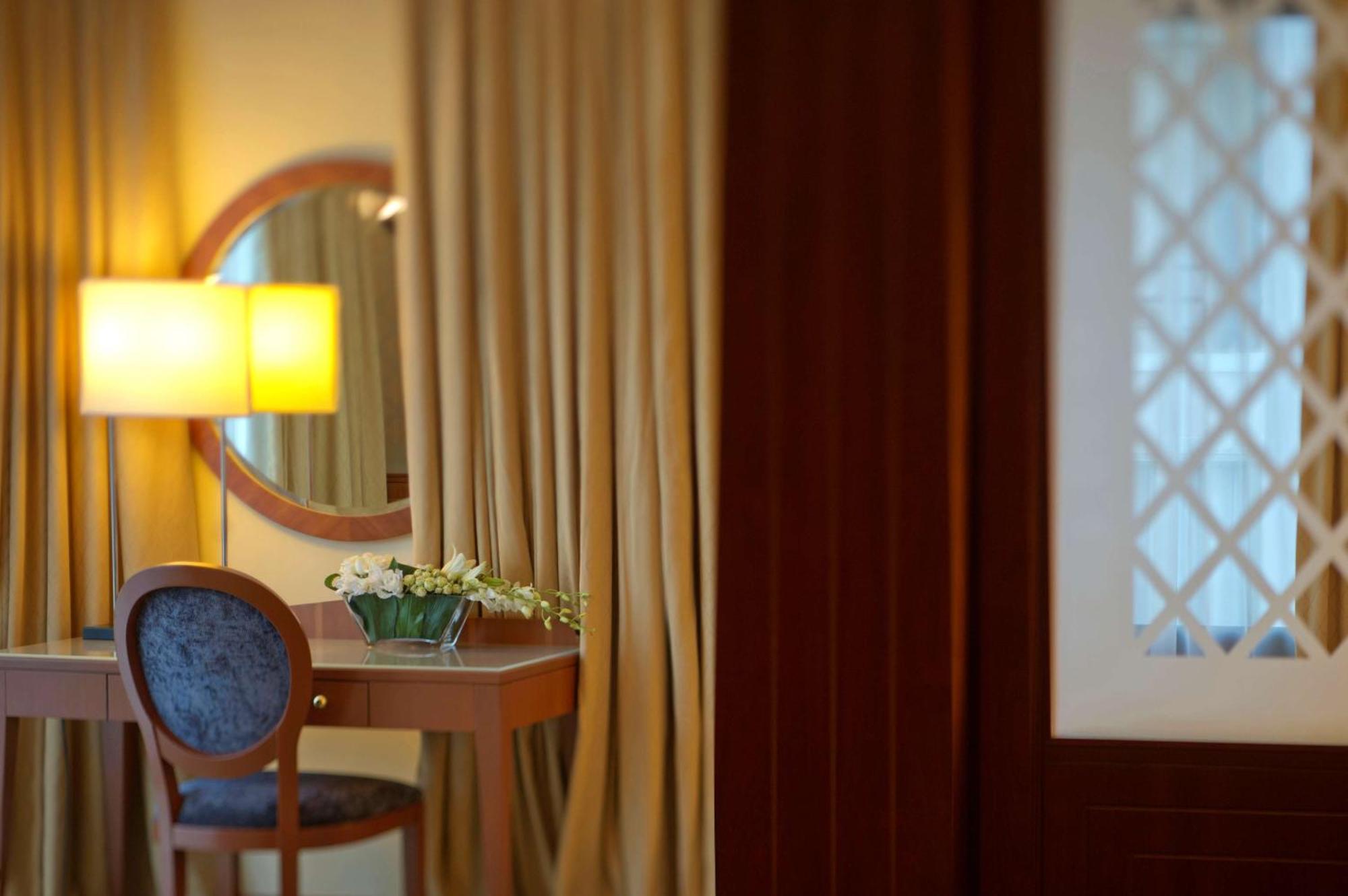 Radisson Blu Martinez Beirut Hotel Luaran gambar A room at the hotel