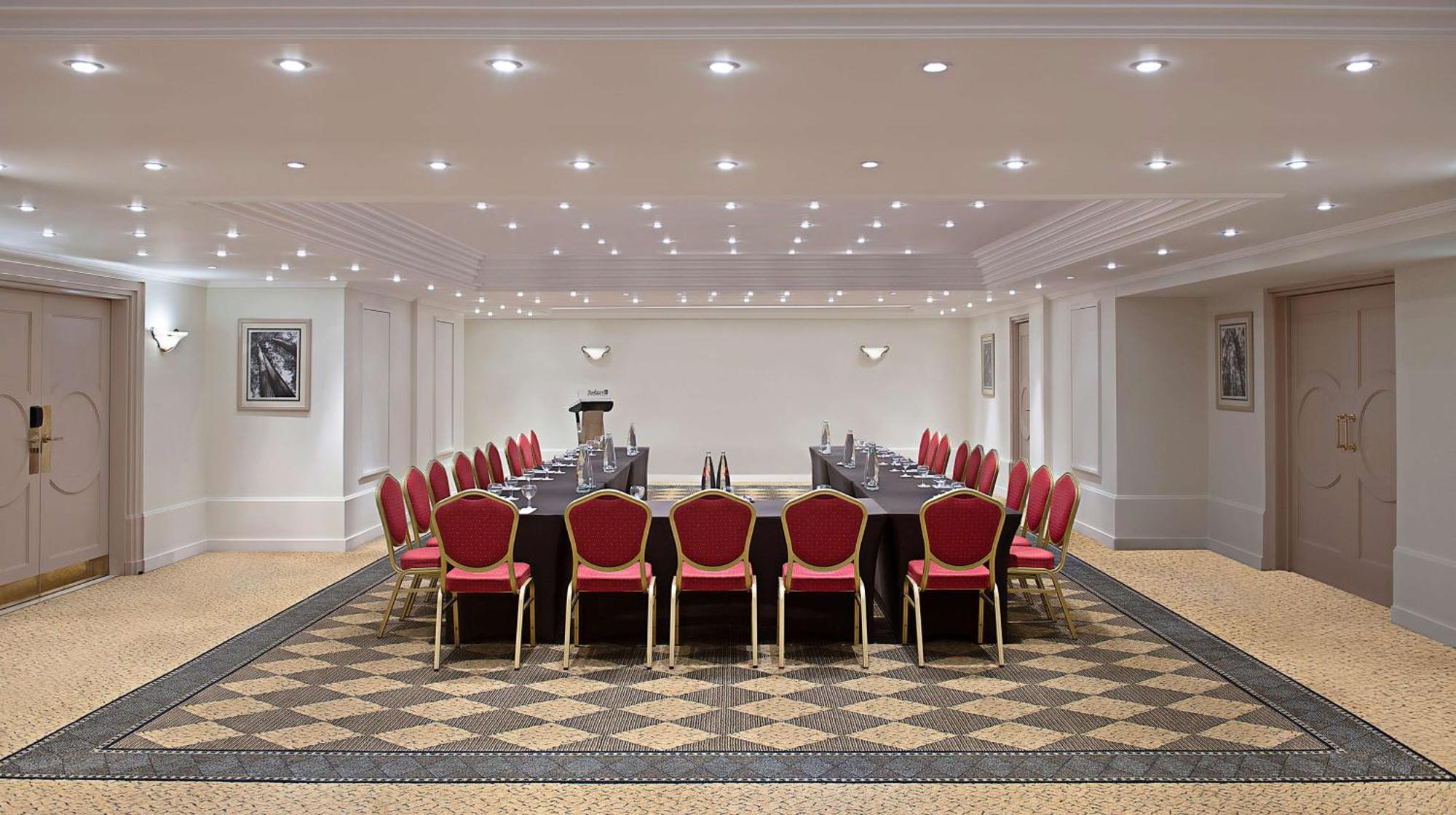 Radisson Blu Martinez Beirut Hotel Luaran gambar The boardroom at the London Marriott Grand Ballroom