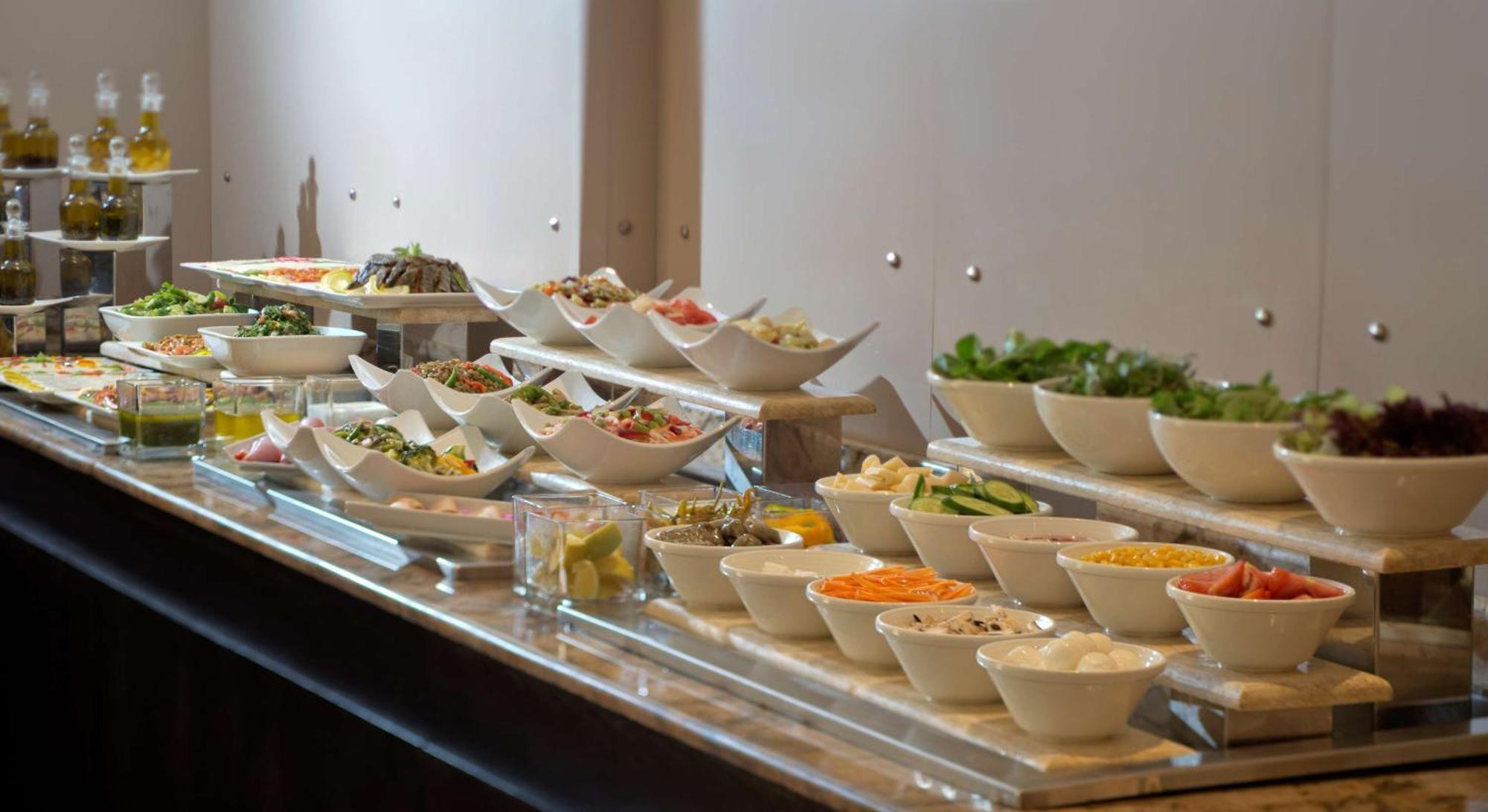 Radisson Blu Martinez Beirut Hotel Luaran gambar A salad bar