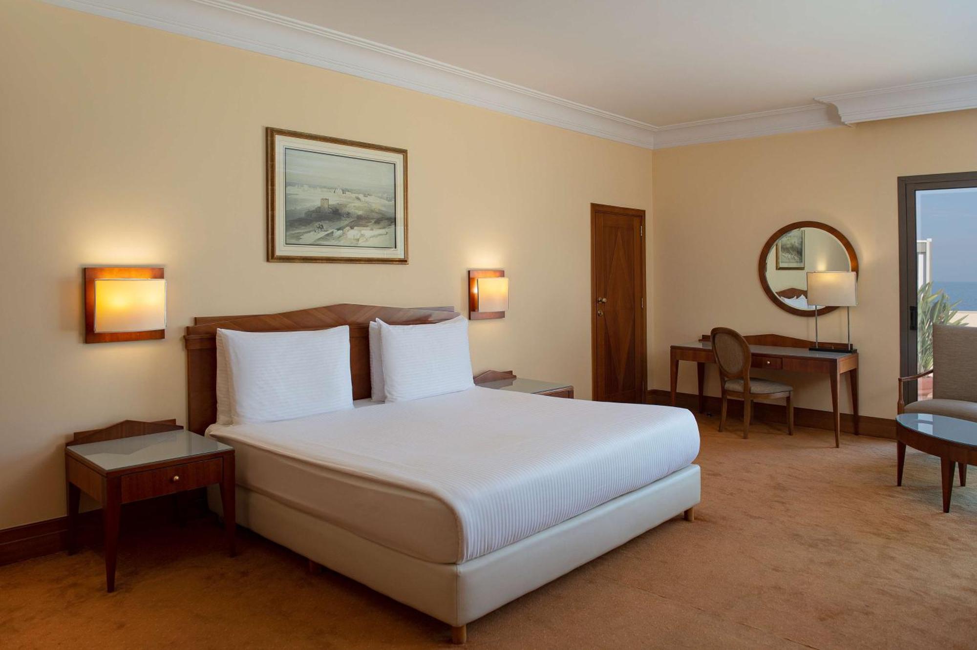 Radisson Blu Martinez Beirut Hotel Luaran gambar A room at the hotel