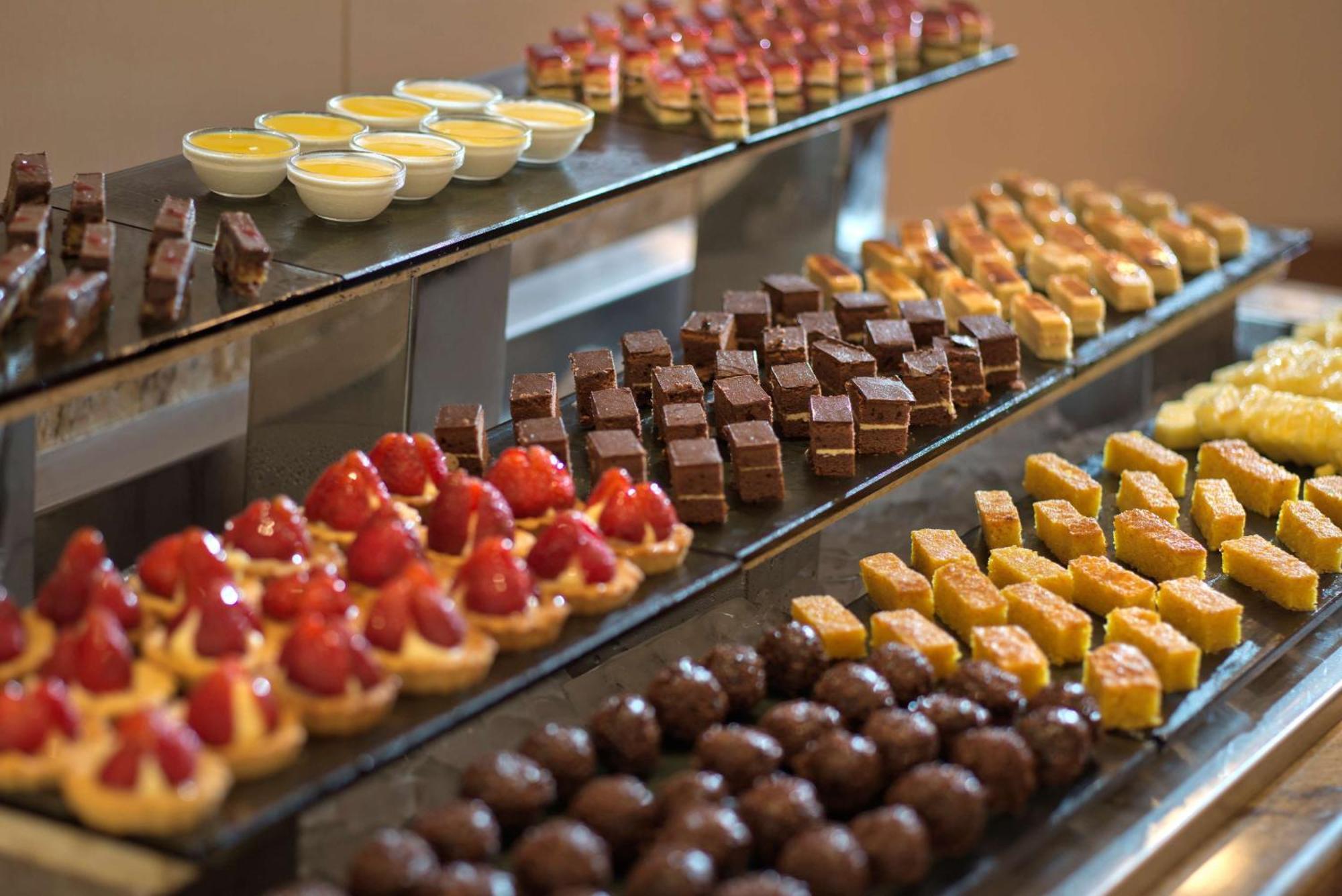 Radisson Blu Martinez Beirut Hotel Luaran gambar A selection of petits fours