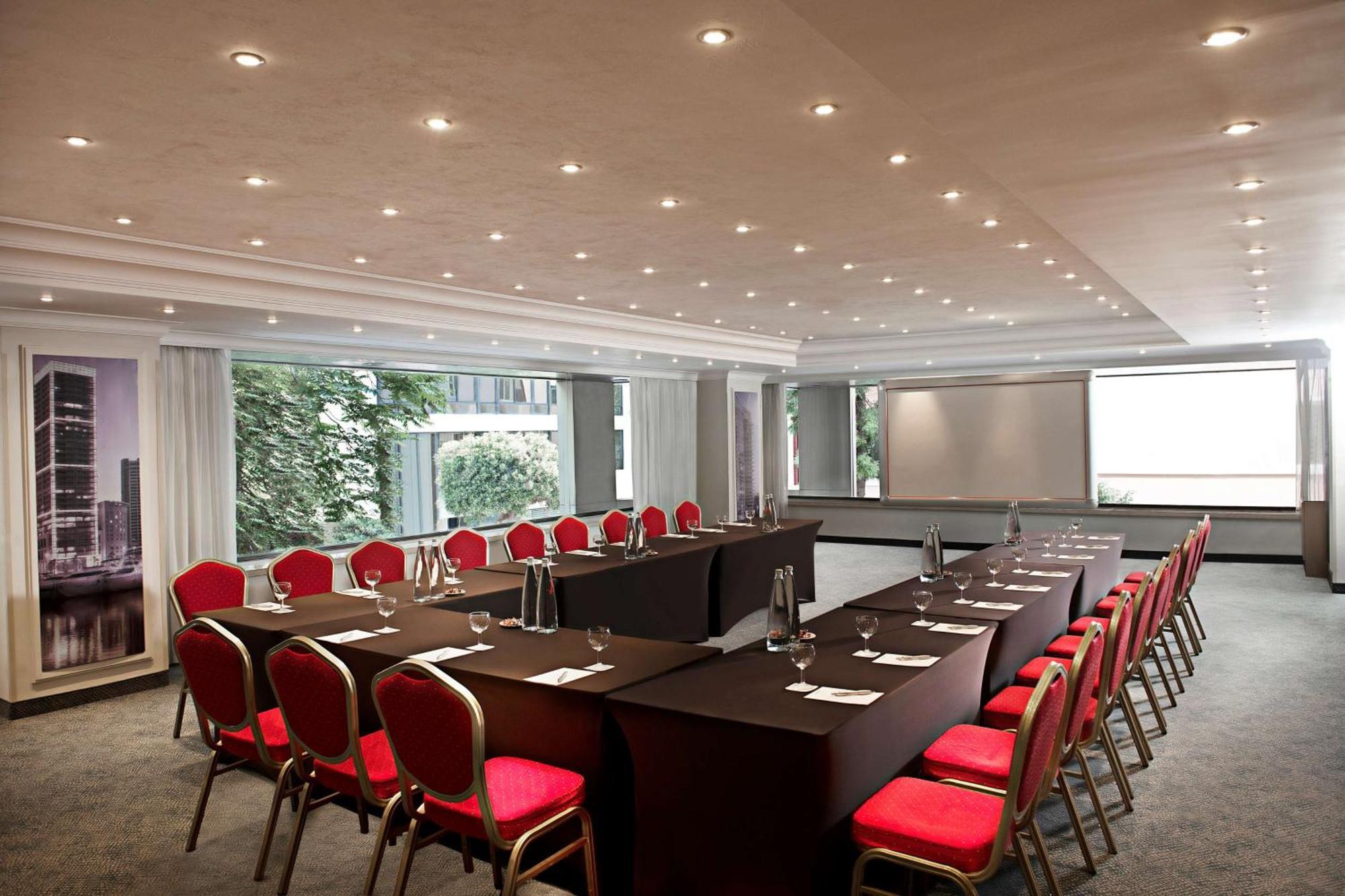 Radisson Blu Martinez Beirut Hotel Luaran gambar Meeting room