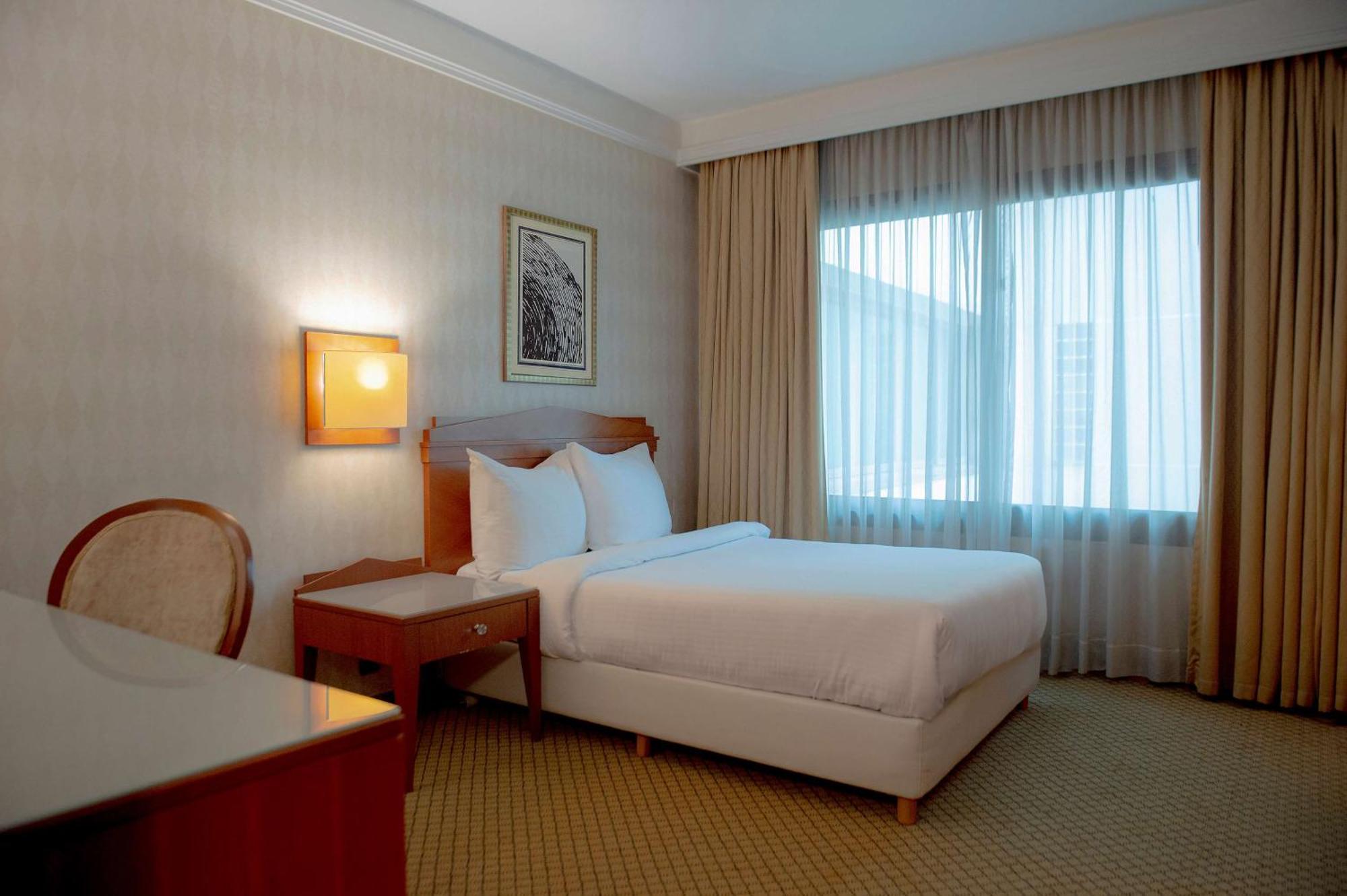 Radisson Blu Martinez Beirut Hotel Luaran gambar A room at the hotel