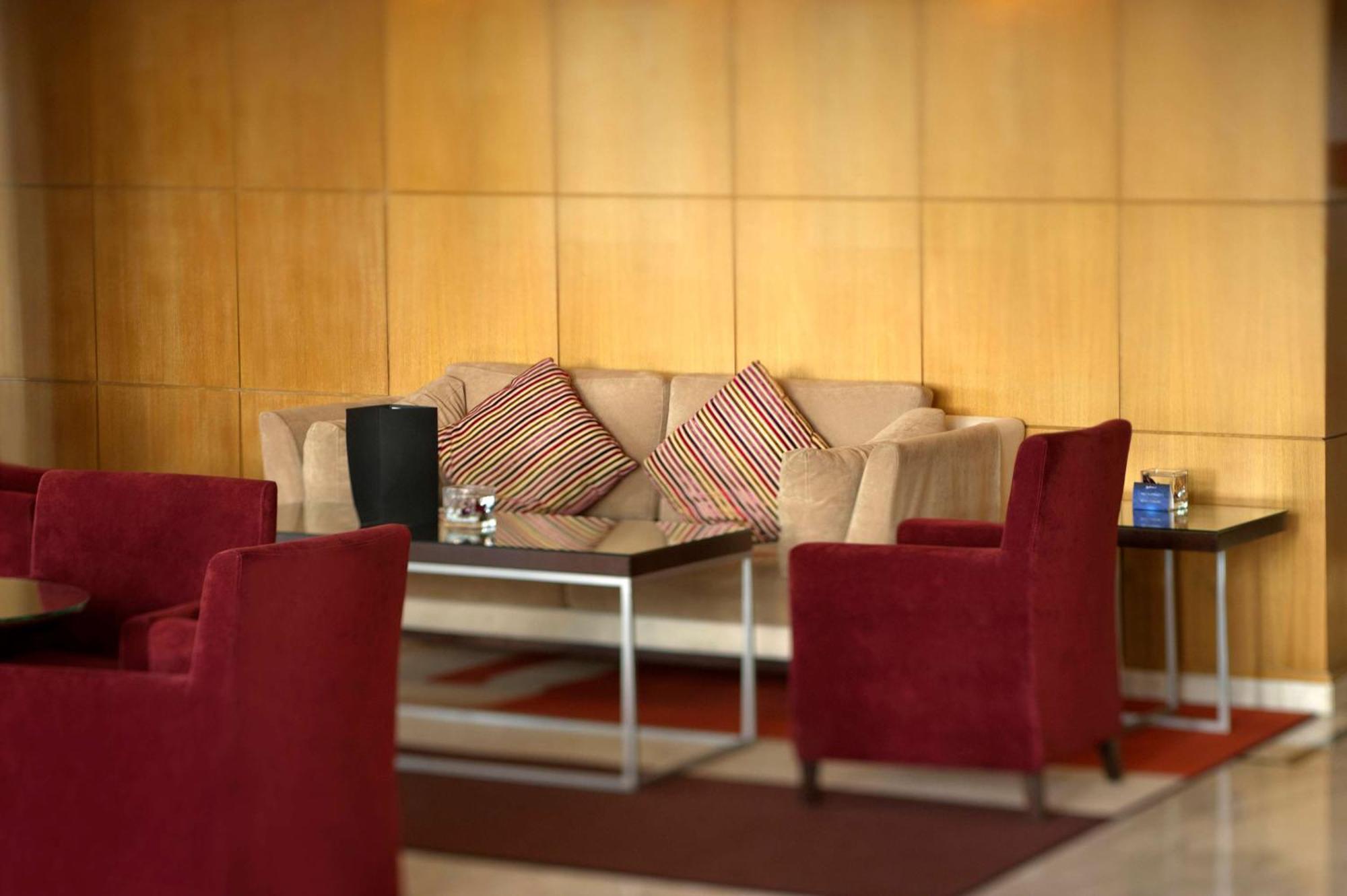 Radisson Blu Martinez Beirut Hotel Luaran gambar The lounge at the airport