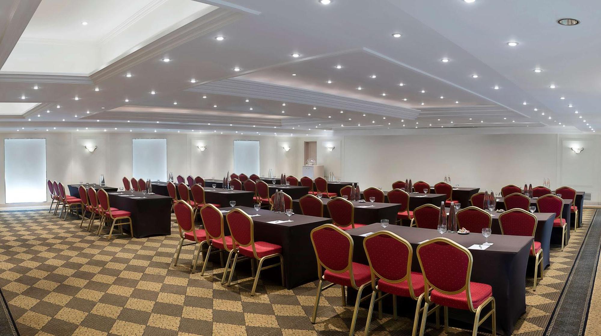 Radisson Blu Martinez Beirut Hotel Luaran gambar The International Centre