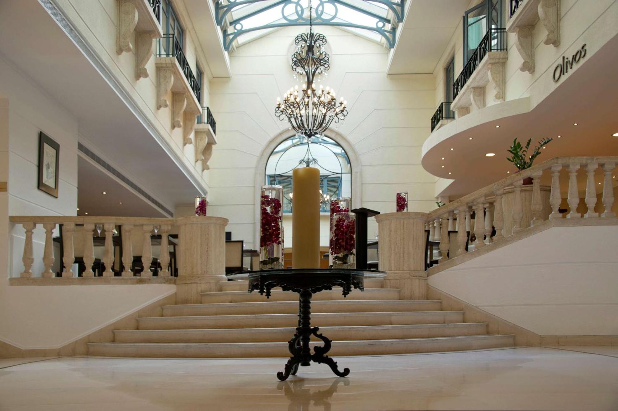 Radisson Blu Martinez Beirut Hotel Luaran gambar The lobby of the hotel