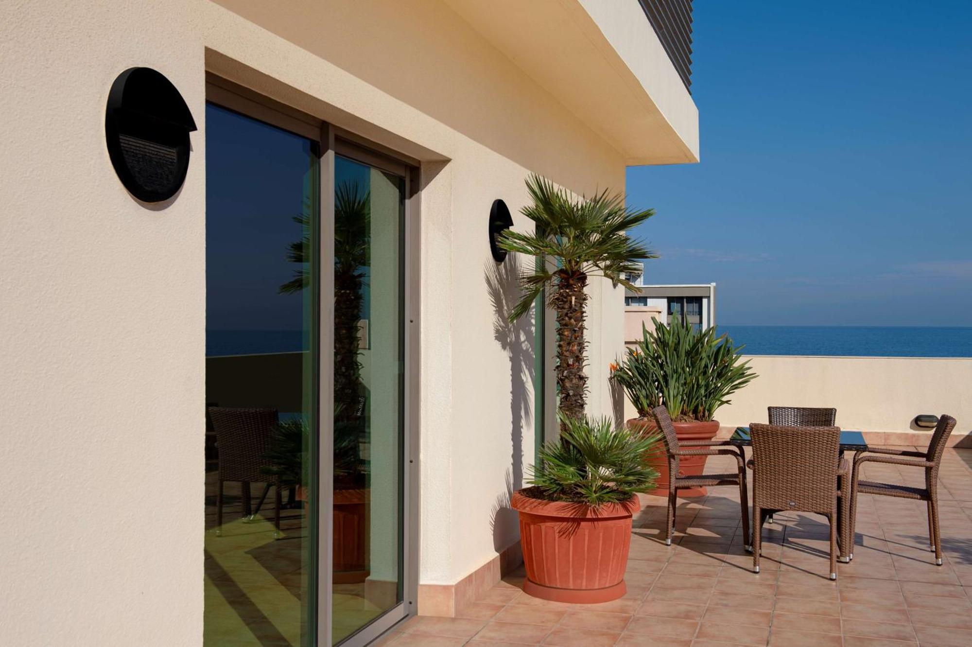 Radisson Blu Martinez Beirut Hotel Luaran gambar A balcony