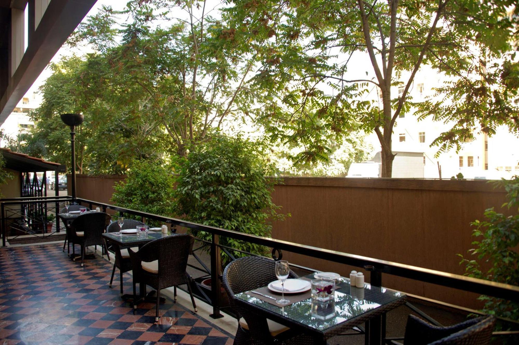 Radisson Blu Martinez Beirut Hotel Luaran gambar The terrace of the restaurant