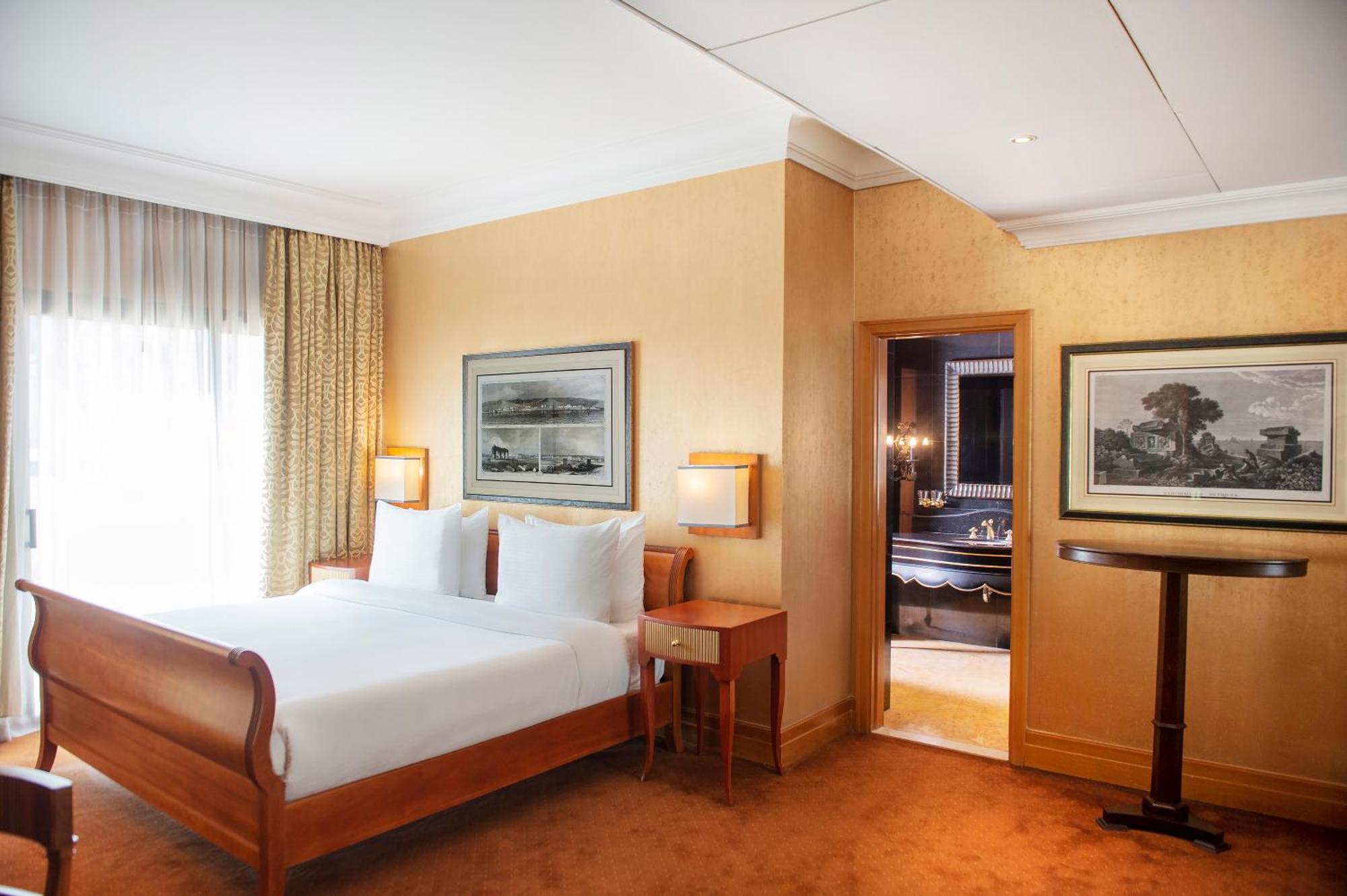 Radisson Blu Martinez Beirut Hotel Luaran gambar A bedroom at the hotel
